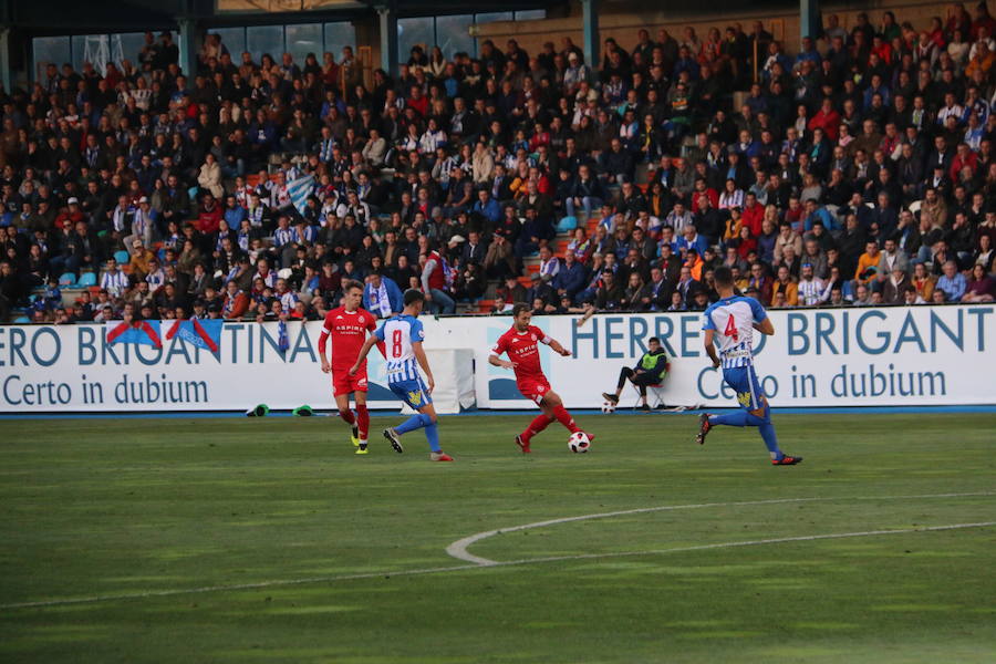 Fotos: Imágenes de la Orimera parte del derbi Ponferradina-Cultura I