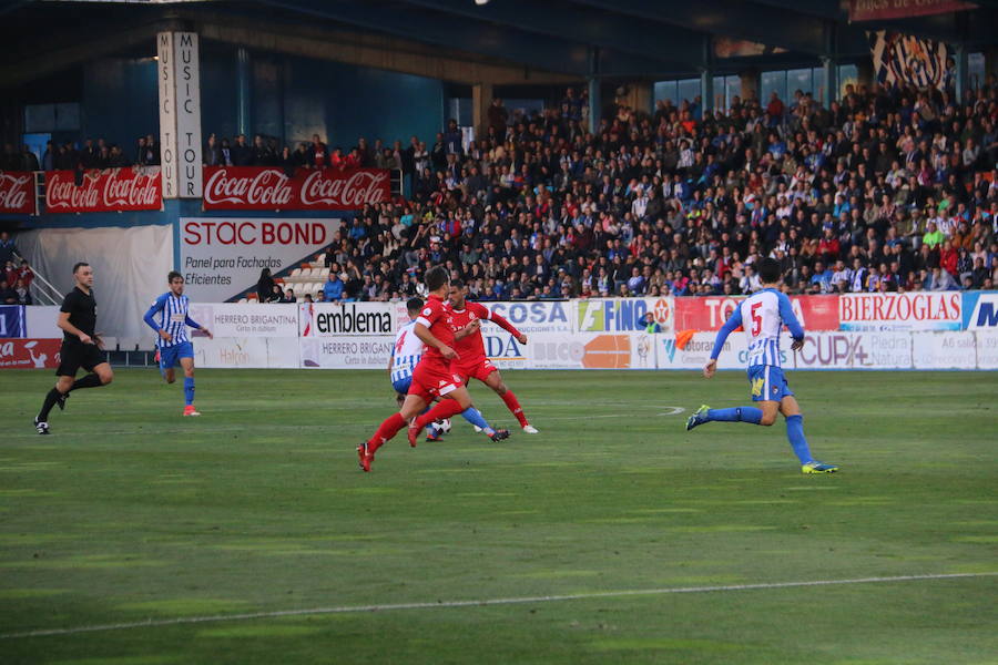 Fotos: Imágenes de la Orimera parte del derbi Ponferradina-Cultura I