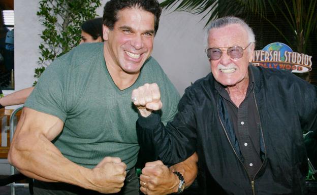 Stan Lee posa junto a Lou Ferrigno, el primer actor que dio vida a Hulk en la televisión.