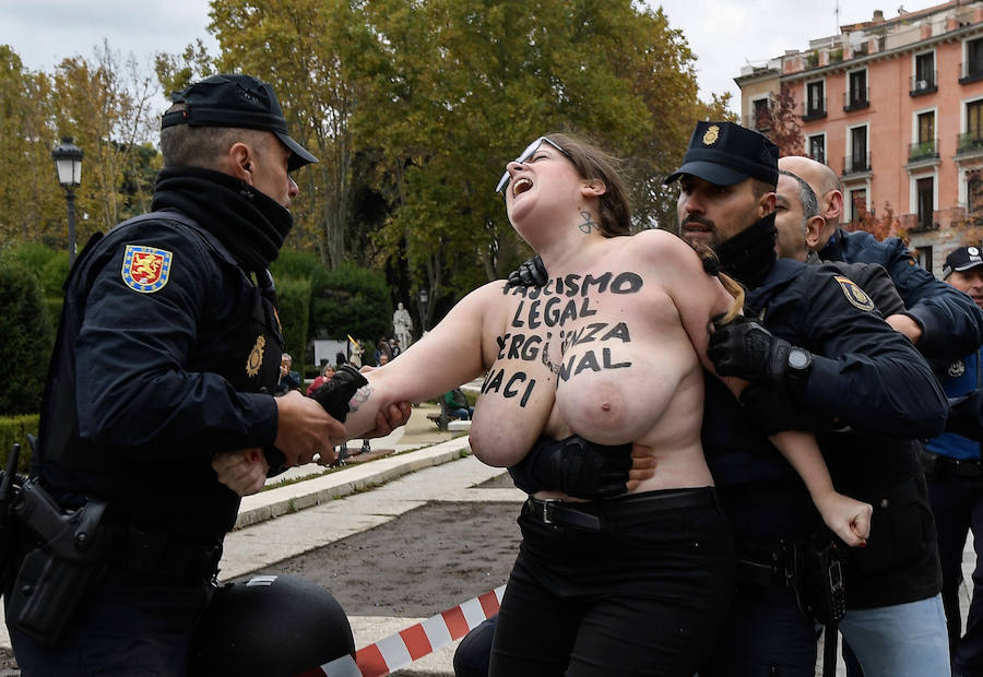 Imagen principal - Activistas de Femen protestan en un acto franquista
