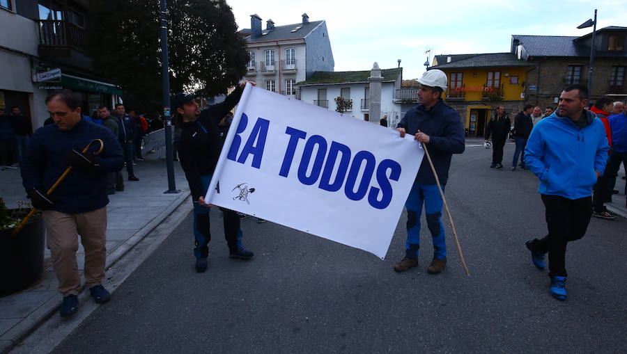 Fotos: La marcha minera de Toreno pone rumbo a Oviedo