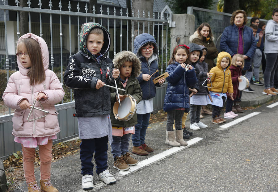 Los trabajadores de las auxiliares enmarcados en la plataforma Santa Bárbara realizan la segunda etapa de su marcha a pie hasta Oviedo para reclamar una transición «justa»