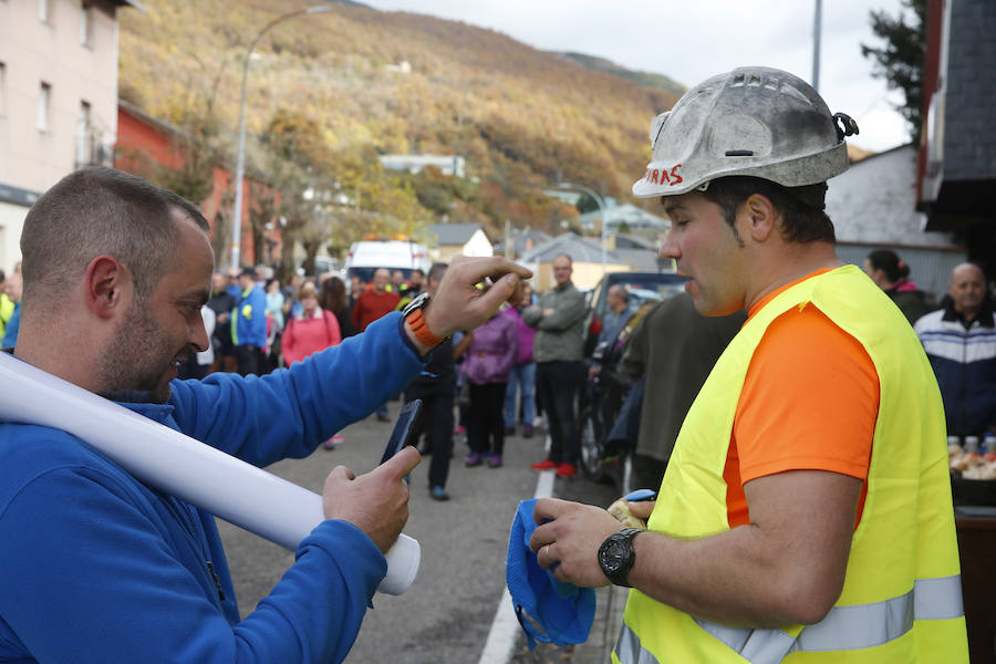 Los trabajadores de las auxiliares enmarcados en la plataforma Santa Bárbara realizan la segunda etapa de su marcha a pie hasta Oviedo para reclamar una transición «justa»