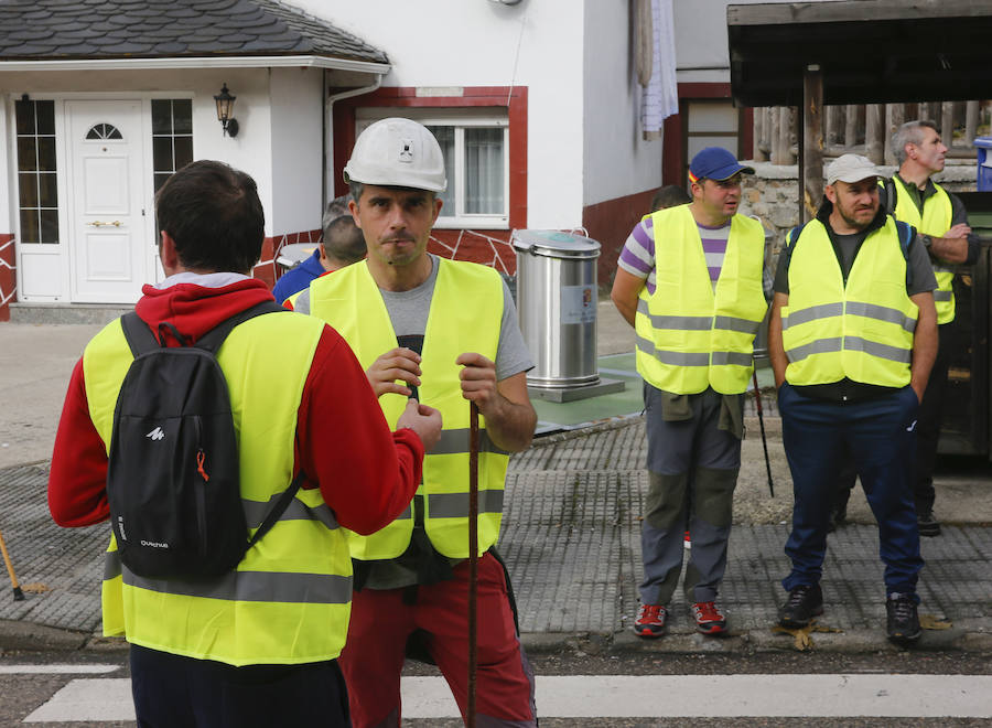 Los trabajadores de las auxiliares enmarcados en la plataforma Santa Bárbara realizan la segunda etapa de su marcha a pie hasta Oviedo para reclamar una transición «justa»