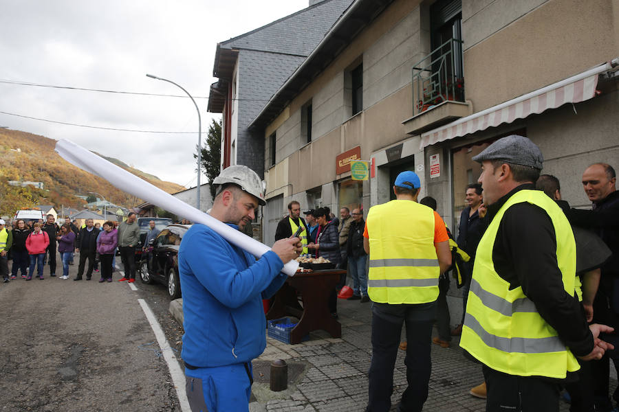 Los trabajadores de las auxiliares enmarcados en la plataforma Santa Bárbara realizan la segunda etapa de su marcha a pie hasta Oviedo para reclamar una transición «justa»