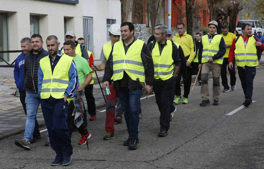 Los trabajadores de las auxiliares enmarcados en la plataforma Santa Bárbara realizan la segunda etapa de su marcha a pie hasta Oviedo para reclamar una transición «justa»