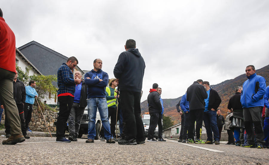 Los trabajadores de las auxiliares enmarcados en la plataforma Santa Bárbara realizan la segunda etapa de su marcha a pie hasta Oviedo para reclamar una transición «justa»