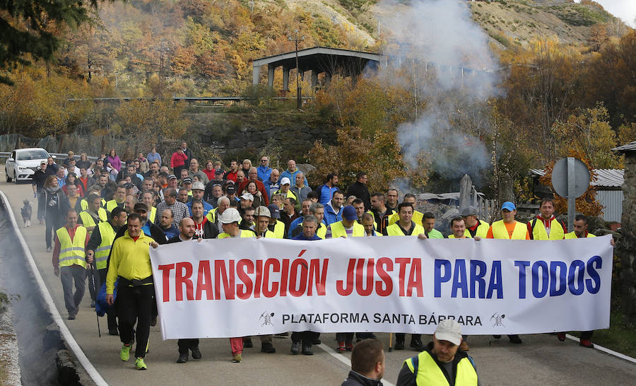 Los trabajadores de las auxiliares enmarcados en la plataforma Santa Bárbara realizan la segunda etapa de su marcha a pie hasta Oviedo para reclamar una transición «justa»