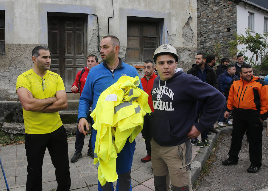 Los trabajadores de las auxiliares enmarcados en la plataforma Santa Bárbara realizan la segunda etapa de su marcha a pie hasta Oviedo para reclamar una transición «justa»