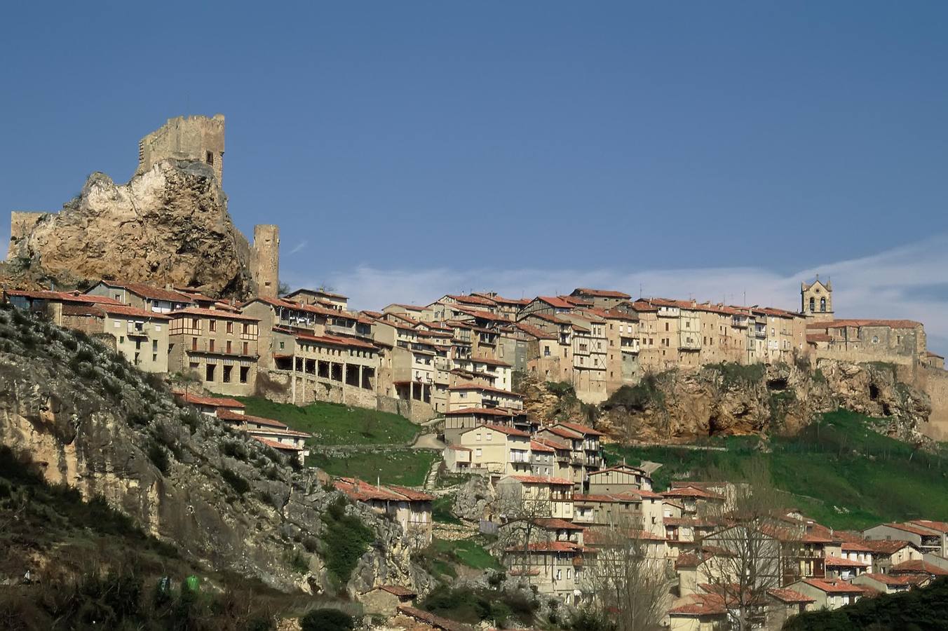 Frías. Con un recinto amurallado medieval articulado desde su eje principal, su conjunto histórico lo forman declarados monumentos como su castillo, iglesias, el Convento de Santa María del Vadillo, Rollo de Justicia, Puente Medieval a orillas del río Ebro…un lugar con cultura e historia de altura.