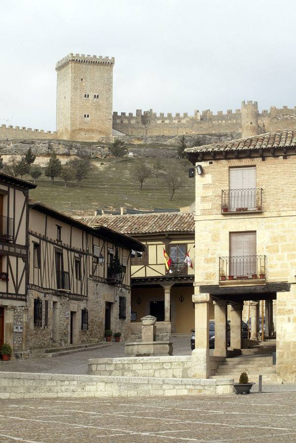 Peñaranda de Duero. Conjunto Histórico desde 1974, su casco histórico aglutina monumentos de arquitectura popular castellana. La Plaza Mayor, o Plaza de los Duques de Peñaranda, se consolida en el siglo XVI con la construcción del Palacio y la Colegiata por parte de los Terceros Condes de Peñaranda. Destaca también el castillo en la parte más elevada del cerro.