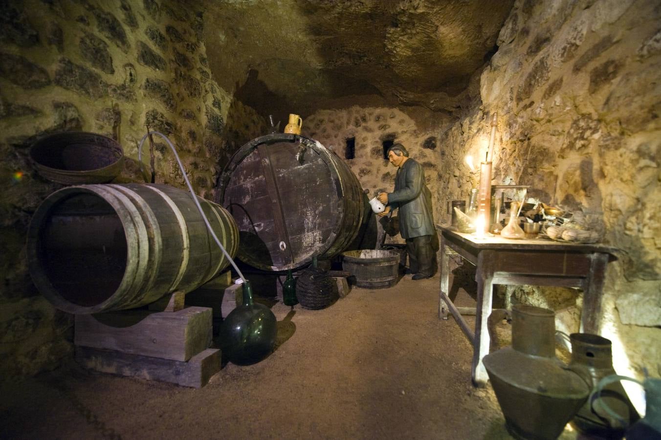 Aranda de Duero. No se puede entender la cultura de Aranda de Duero sin relacionarla con la cultura del vino, de sus caldos, de sus bodegas. Ciudad rica por su muralla, iglesias, rollo y su conjunto de bodegas excavadas bajo las casas. La mayor parte de la Bodegas se encuentran junto a la Iglesia de Santa María en el centro histórico de la Villa. Un patrimonio relevante debajo de la Villa con más de 5 kilómetros de galerías.