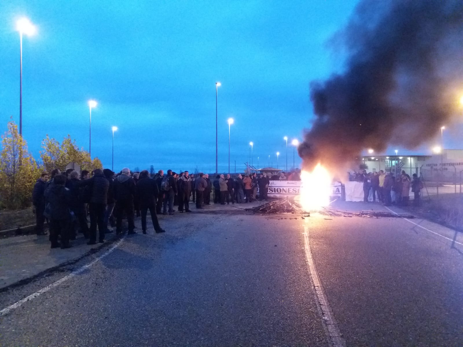 Los funcionarios de la cárcel de León endurecen su protesta y no permiten relevos ni diligencias