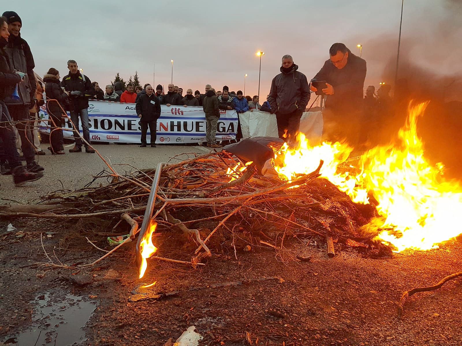 Los funcionarios de la cárcel de León endurecen su protesta y no permiten relevos ni diligencias