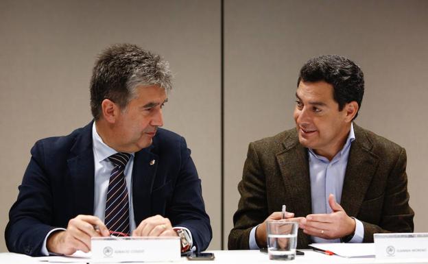 Ignacio Cosidó (izda.), junto al presidente del PP-A, Juanma Moreno, en una foto de archivo.