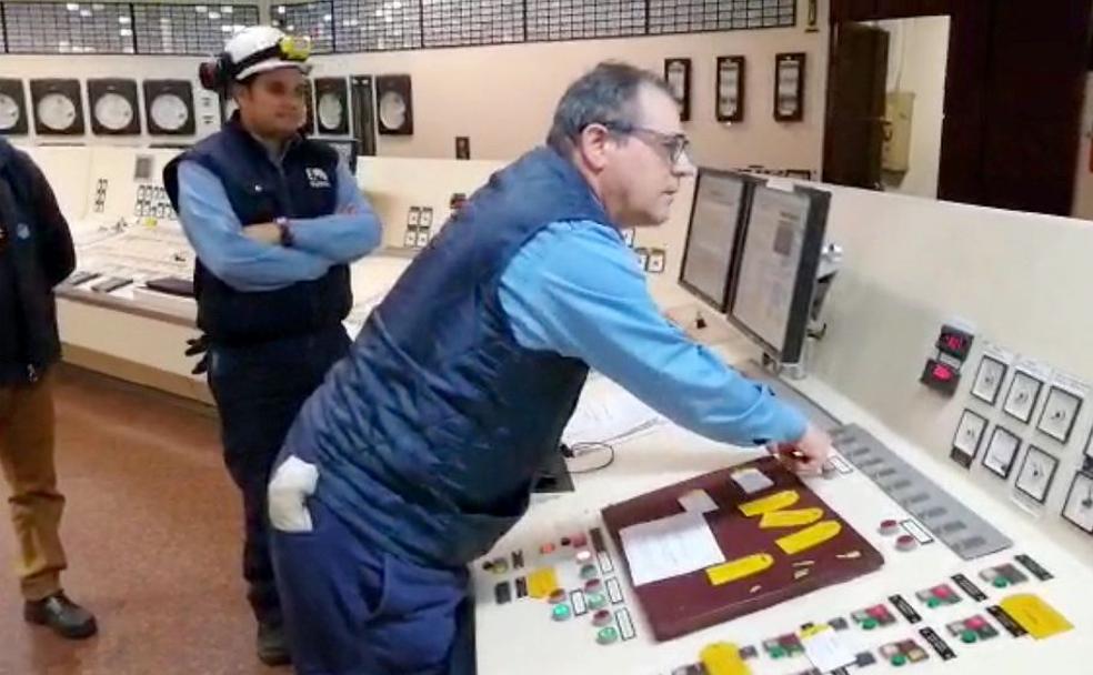 Momento en el que uno de los operarios desconecta el grupo IV de Compostilla.