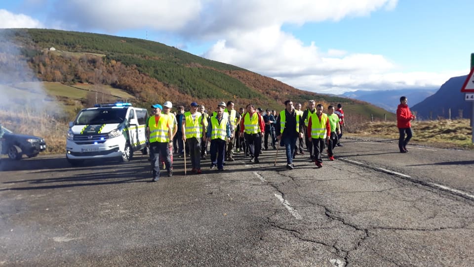 Los trabajadores de las auxiliares enmarcados en la plataforma Santa Bárbara realizan la segunda etapa de su marcha a pie hasta Oviedo para reclamar una transición «justa»