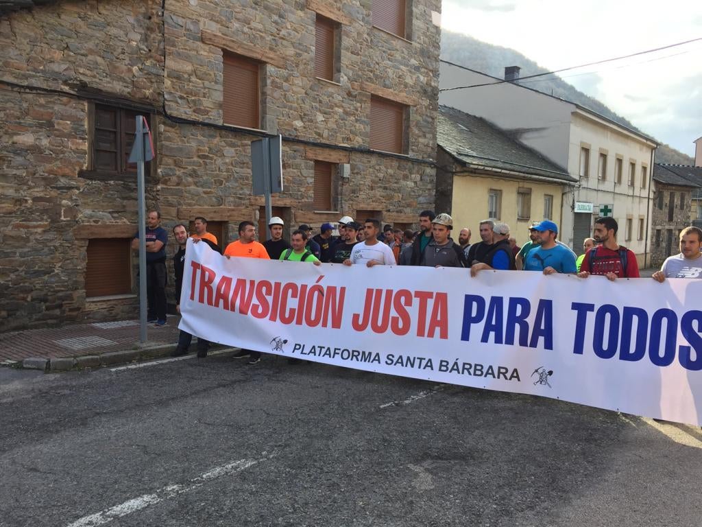 Los trabajadores de las auxiliares enmarcados en la plataforma Santa Bárbara realizan la segunda etapa de su marcha a pie hasta Oviedo para reclamar una transición «justa»