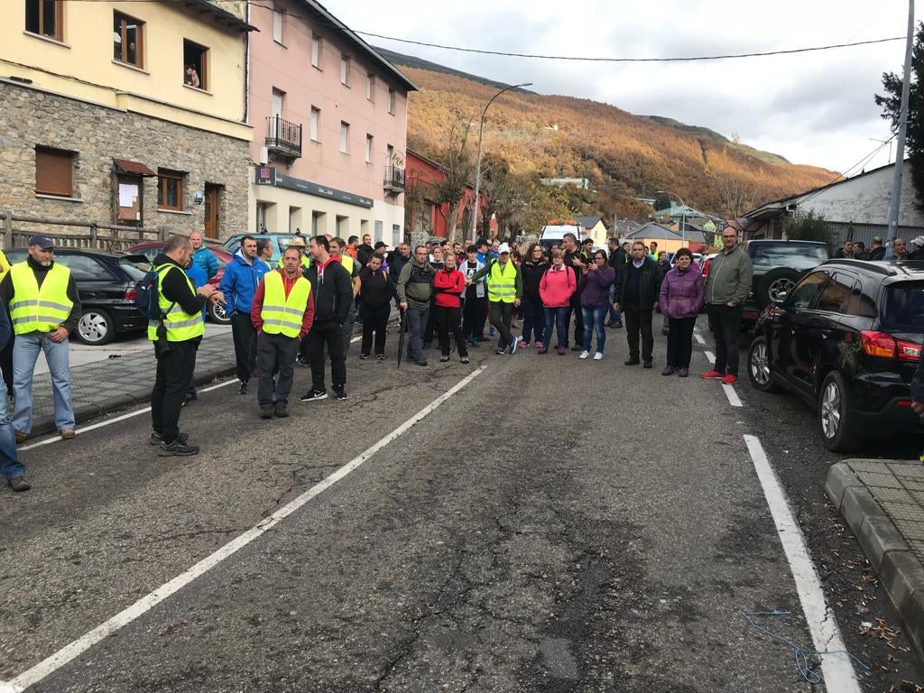 Los trabajadores de las auxiliares enmarcados en la plataforma Santa Bárbara realizan la segunda etapa de su marcha a pie hasta Oviedo para reclamar una transición «justa»