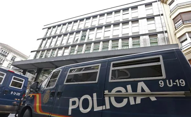 Efectivos policiales ante el Ayuntamiento de León durante la operación Enredadera.