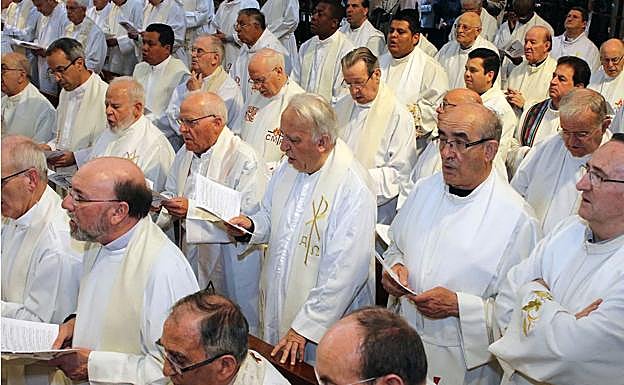 Varios sacerdotes, durante una misa.