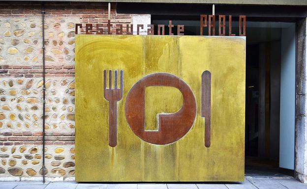 Imagen del logo de Restaurante Pablo en la puerta de su establecimiento.