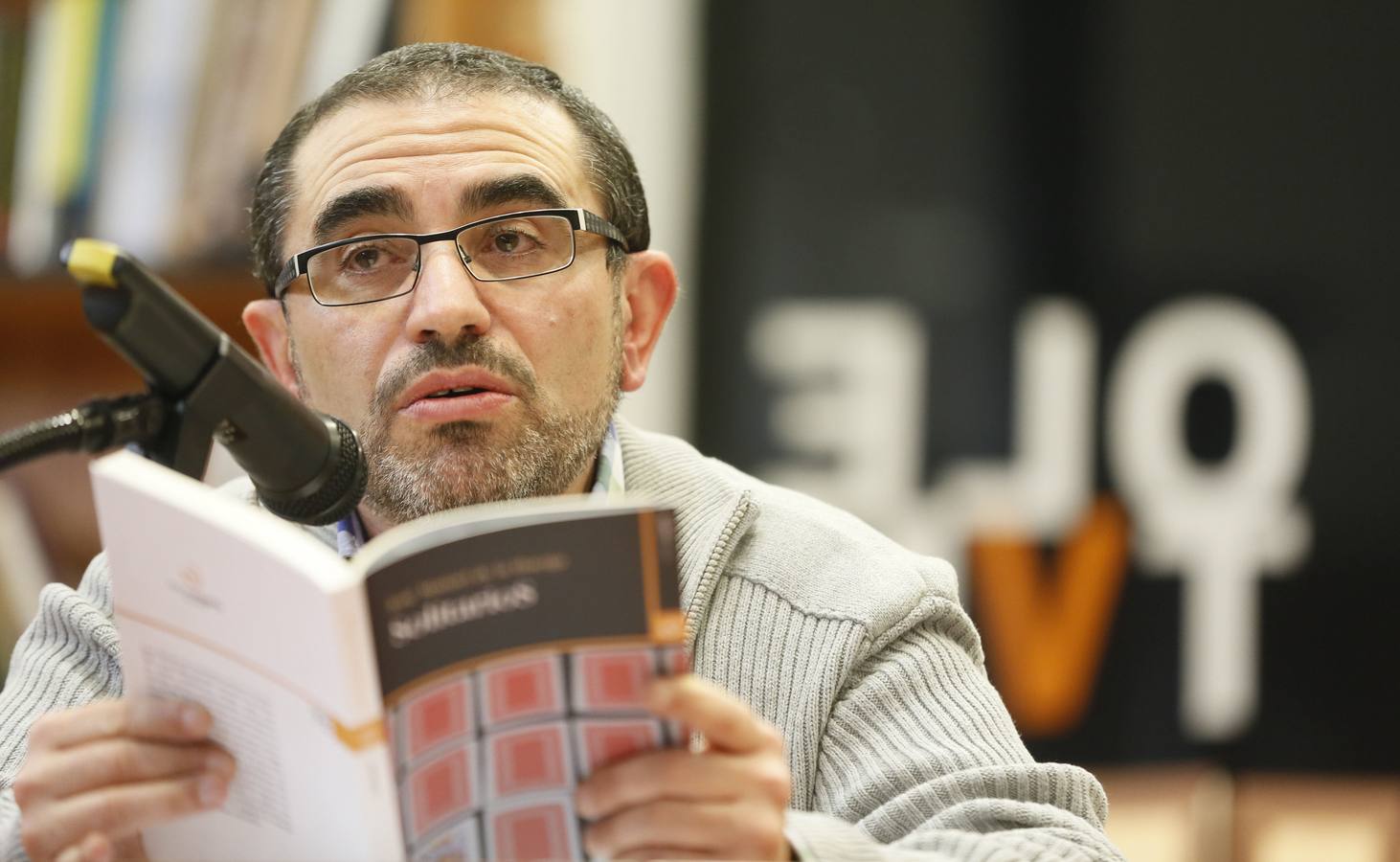 02.01.14 José Manuel de la Huerga, con su libro "SolitarioS", en la librería Oletvm de Valladolid