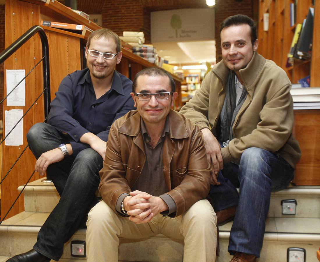 21.10.11 César Combarros, José Manuel de la Huerga y CarlosFidalgo en el coloquio 'Premios literarios, ¿trampa o trampolín? en la Librería Oletum.