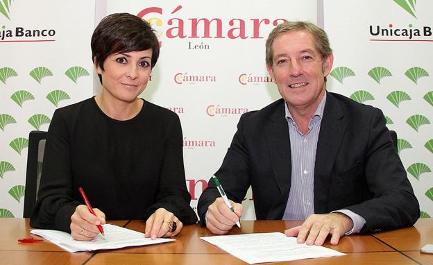 Un instante de la firma del acuerdo entre Unicaja y Cámara de Comercio.