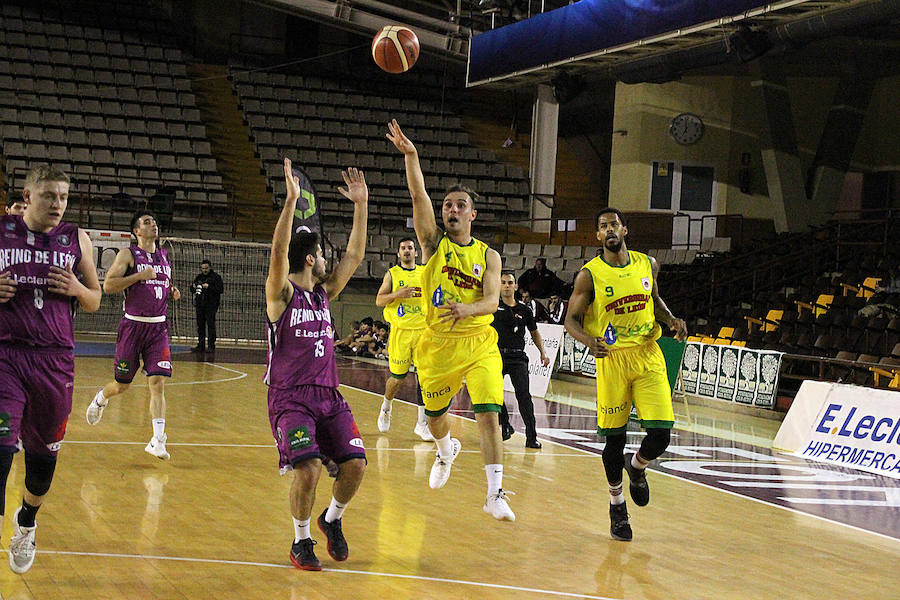 Fotos: El derbi del baloncesto leonés, en imágenes