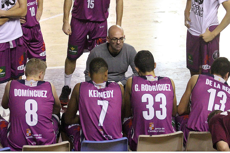 Fotos: El derbi del baloncesto leonés, en imágenes