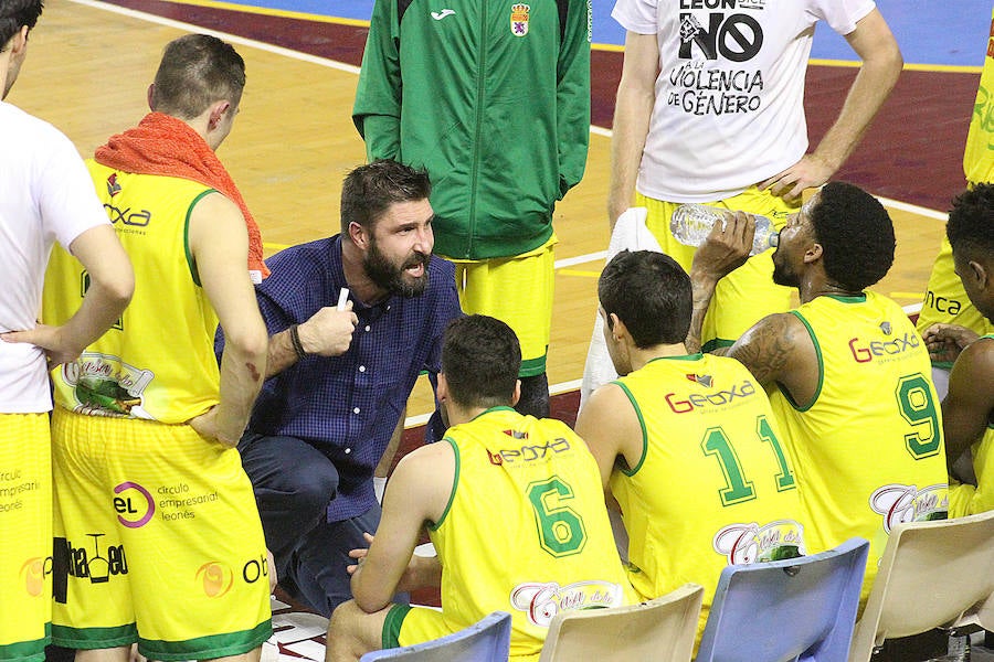 Fotos: El derbi del baloncesto leonés, en imágenes