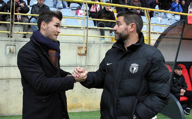 Víctor Cea saluda a Fernando Estévez.