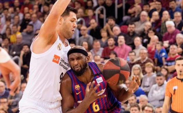 Barcelona y Real Madrid disputando el Clásico en el Palau Blaugrana