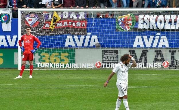 Courtois y Marcelo se lamentan tras el gol de Enrich en el duelo con el Eibar. 