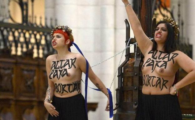 Activistas de Femen se encadenaron en la catedral de Almudena. 