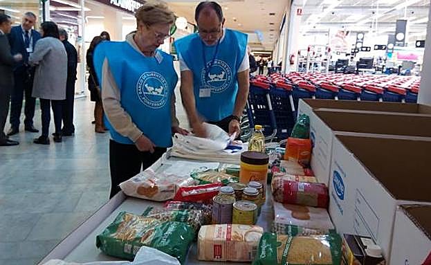 Voluntarios del Banco de Alimentos del Sil recogen alimentos en una mesa instalada en Carrefour Ponferrada.
