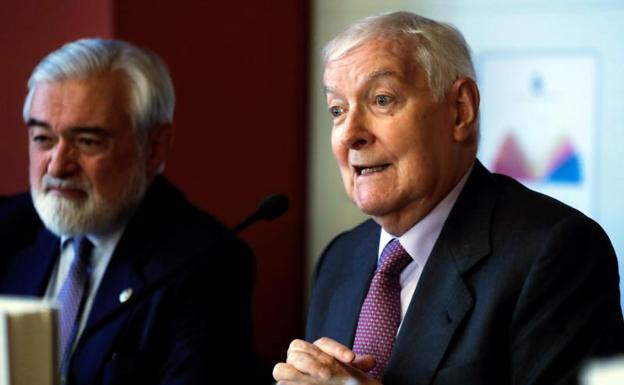 Darío Villanueva (i), director de la Real Academia Española, y el director del Intituto Cervantes, Víctor García de la Concha. 