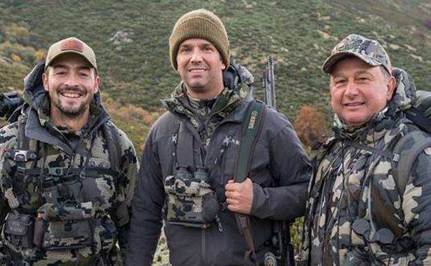 Donald Trump hijo, en el centro, con dos acompañantes en su estancia en la Sierra de Gredos . 