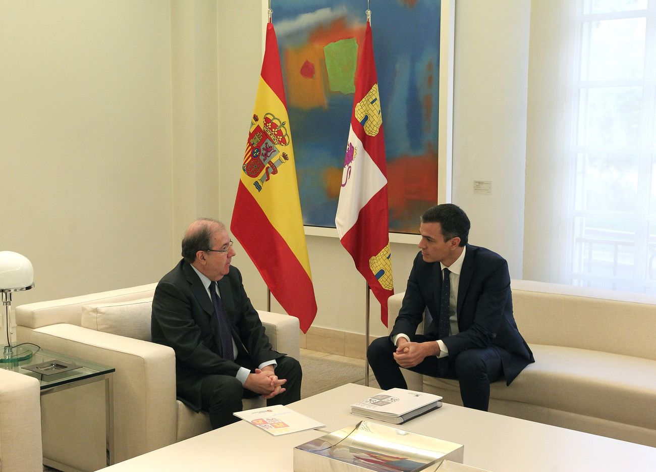 El presidente de la Junta de Castilla y León, Juan Vicente Herrera, se reúne con el presidente del Gobierno, Pedro Sánchez.