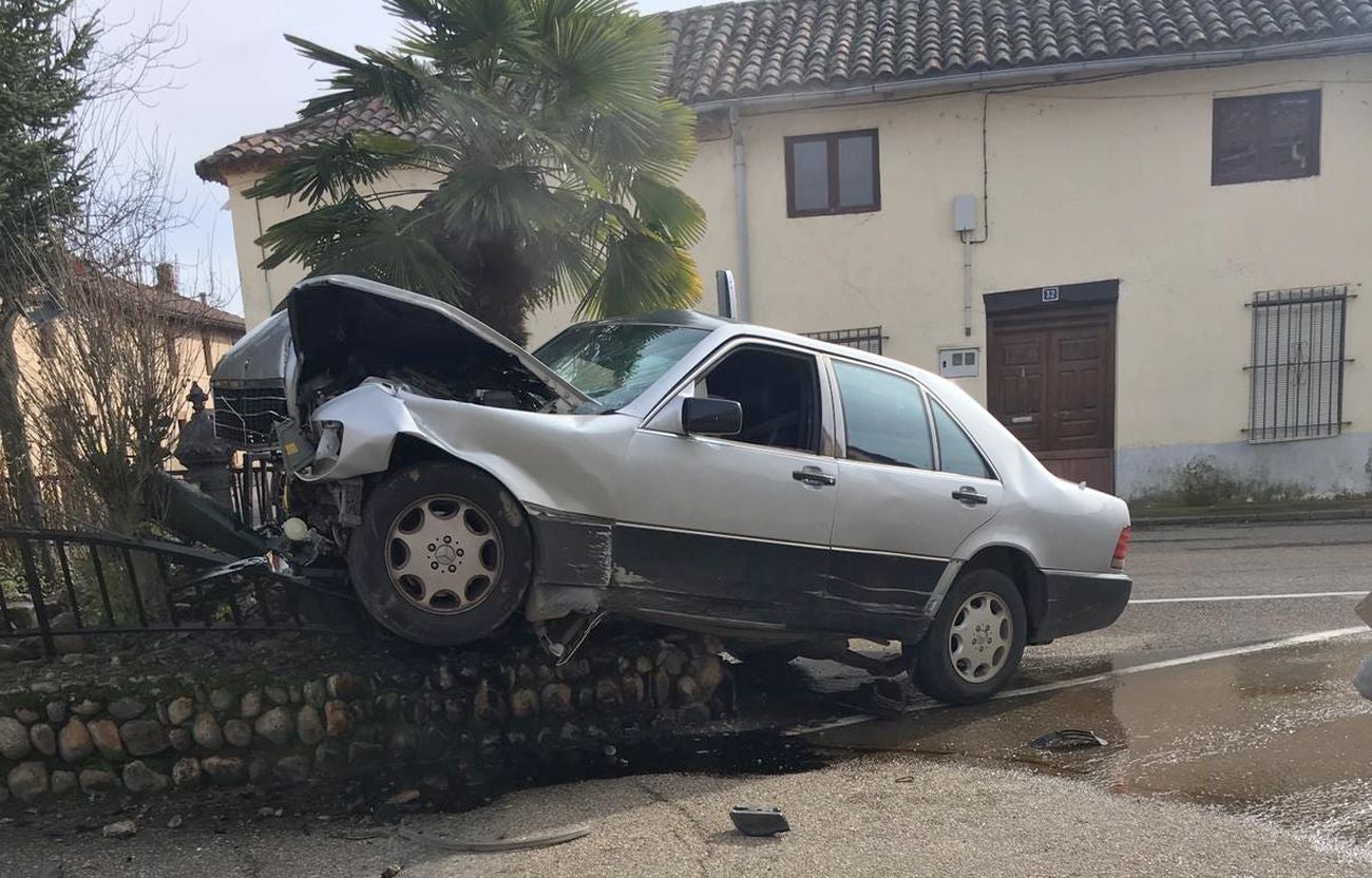 Herido grave tras empotrar su vehículo contra una fuente en Las Omañas