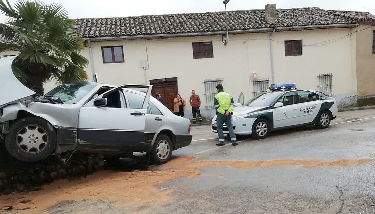 Herido grave tras empotrar su vehículo contra una fuente en Las Omañas