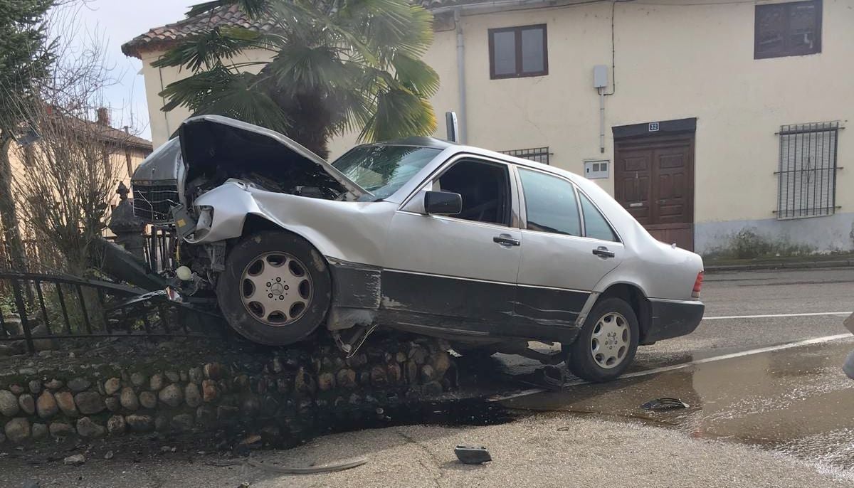 Herido grave tras empotrar su vehículo contra una fuente en Las Omañas