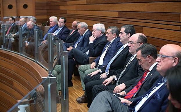 Los presidentes de las Cámaras de Comercio de Castilla y León asisten al Pleno de las Cortes. 