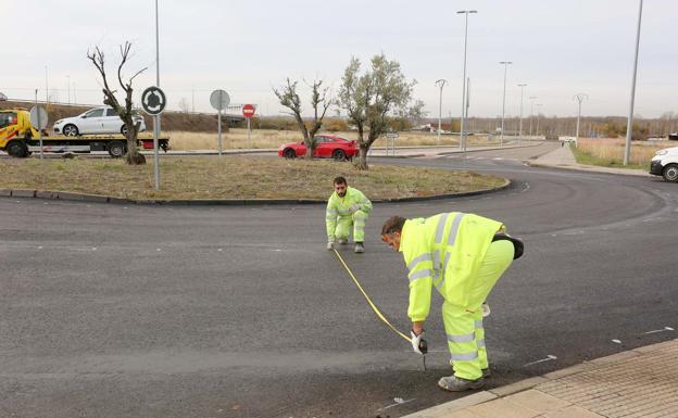 Operarios durante las últimas obras de asfaltado en León.