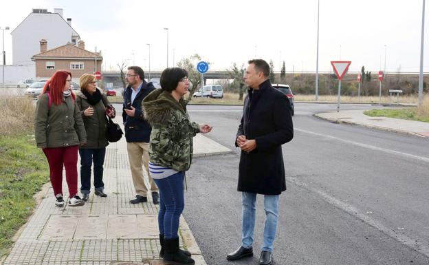 Representantes municipales conversan con los vecinos durante una de las últimas actuaciones. 