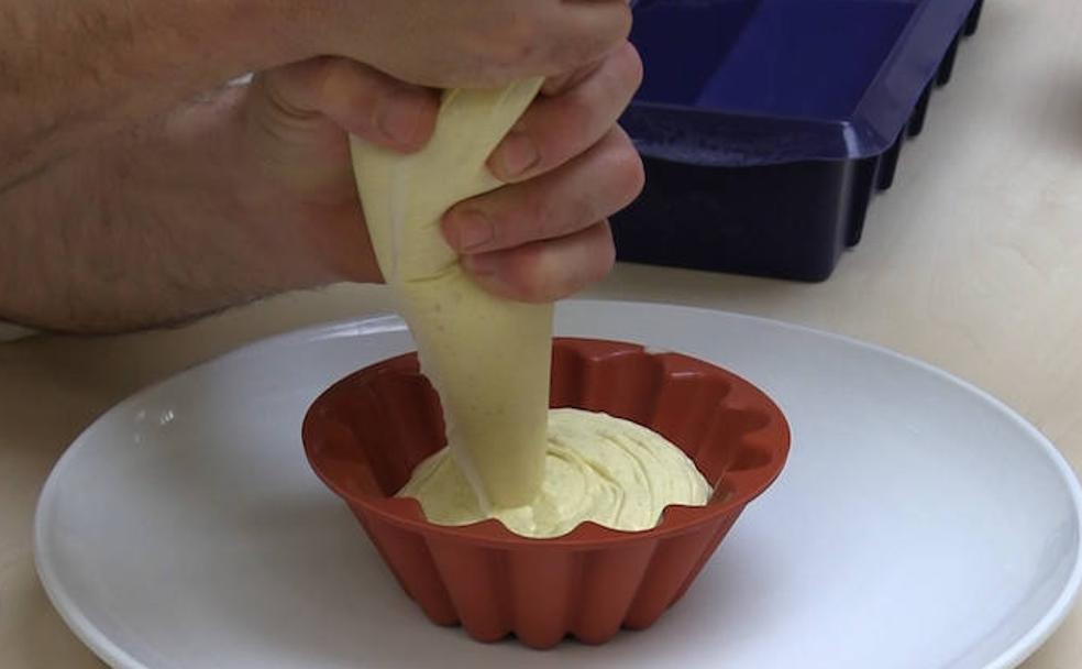 El chef de La Menorquina prepara un postre con base de helado.