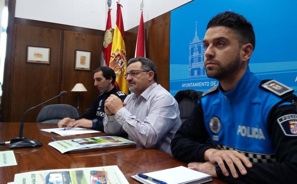 El concejal de Policía, Carlos Fernández, junto a dos agentes locales, en la presentación de la campaña.