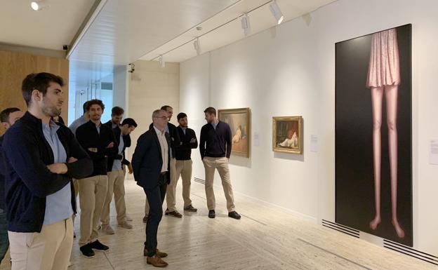 Juanjo Fernández, durante la visita a la colección que se muestra en el Museo de León.