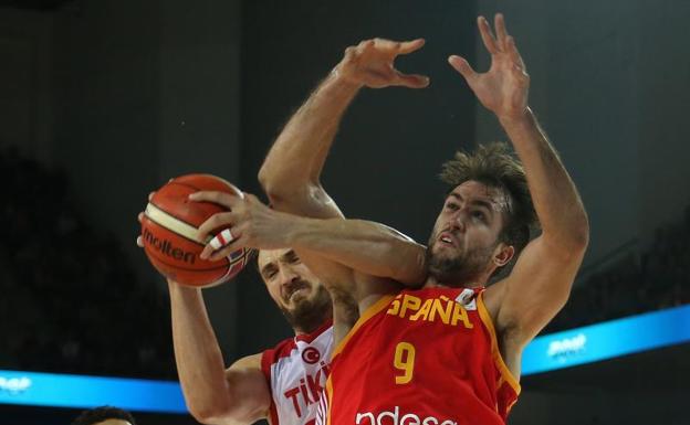 Semih Erden y Nacho Llovet, durante el partido en Ankara. 